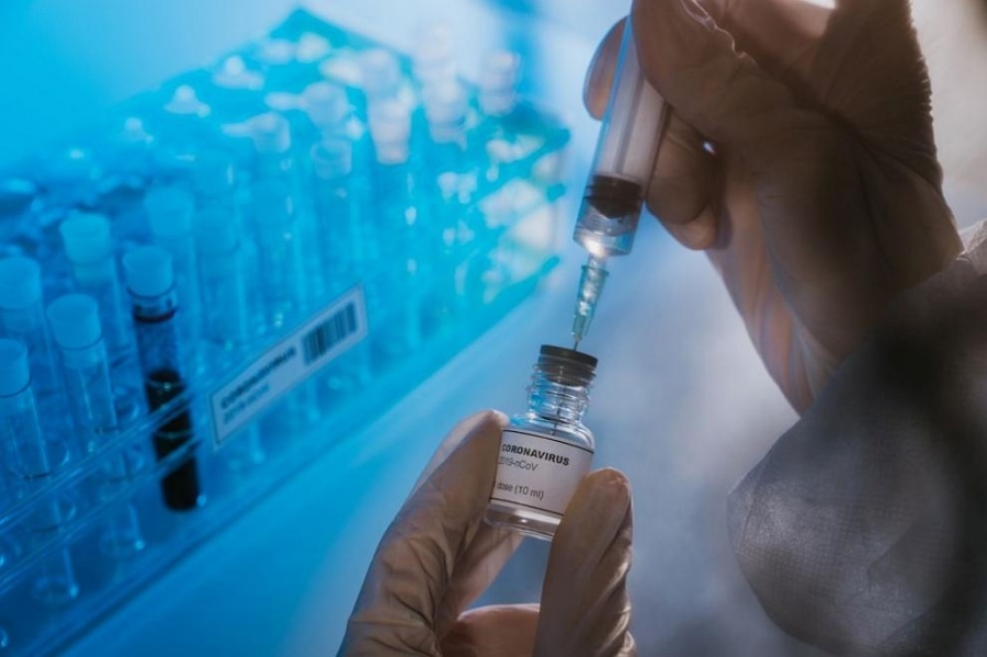 Пускат ваксината на BioNTech и Pfizer в средата на декември