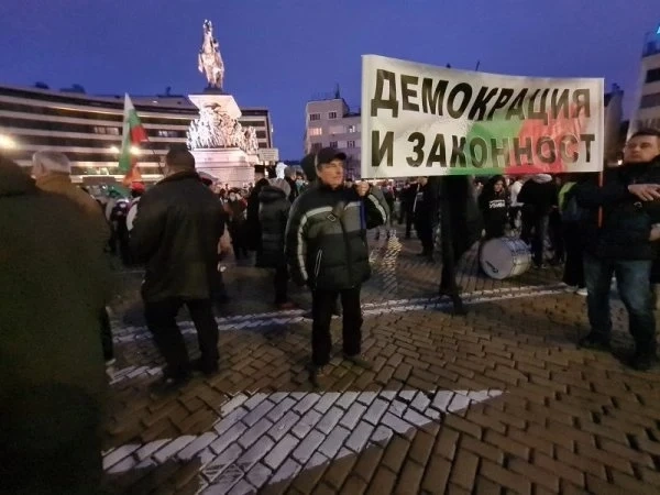 Протестиращи блокираха площад Народно събрание  