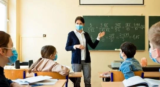 Част от учениците от 5 до 12 клас се завръщат в училище днес