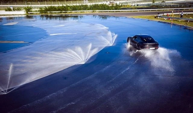 Porsche Taycan влезе в Гинес с 42-километров дрифт