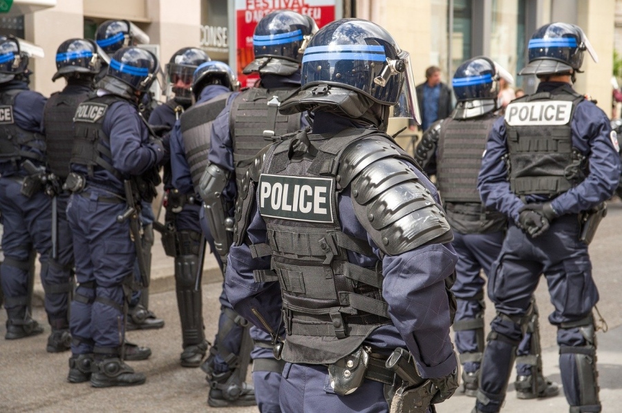 Френски полицаи отиват на съд за побой на чернокож продуцент