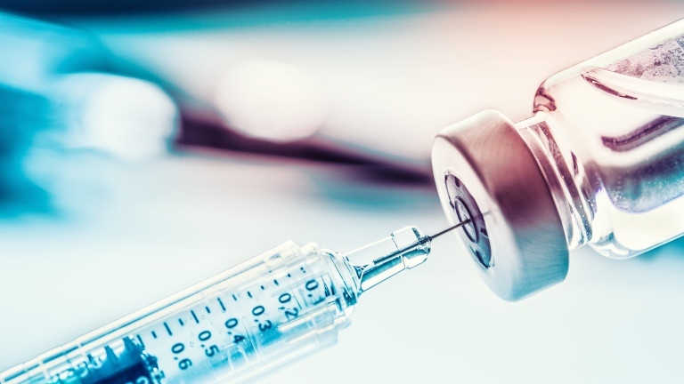 Великобритания първа в света започва масово ваксиниране срещу COVID-19