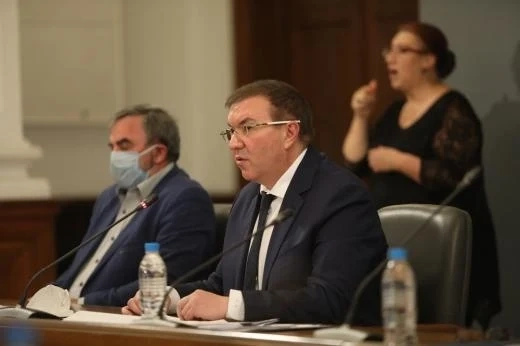 Първите ваксинирани ще бъдат лекари, сестри и санитари