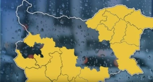 Жълт код за проливни валежи и силен вятър утре