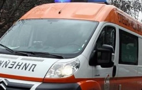 Автобус с 13 души се обърна на пътя край Панагюрище