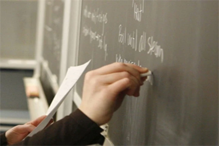 В помощ на учителите студенти преподават на ученици в Русе