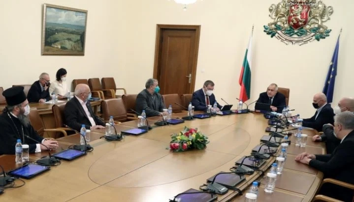 Свещеници влизат в COVID отделения да вдъхнат кураж на болните