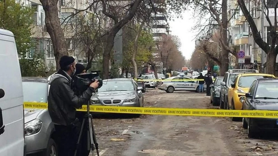Откриха оръжия в жилището с трите трупа във Варна