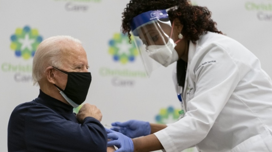 Джо Байдън публично се ваксинира срещу COVID-19