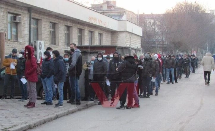 Огромни опашки за PCR тестове се извиха в Русе (СНИМКИ)