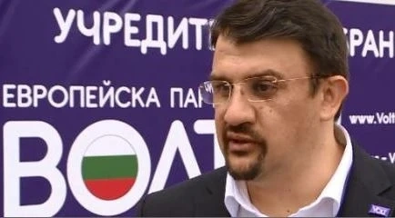 Волт: Насрочете изборите на 18 или 25 април, г-н Президент