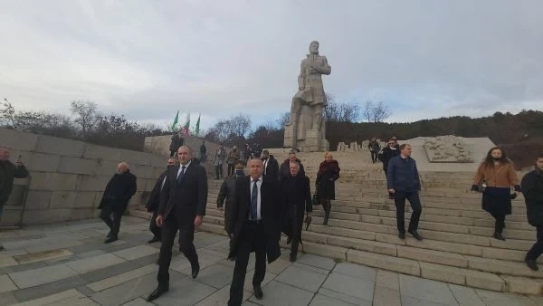 Радев в Калофер: Щом разбрах, че тук е кметът Кабаиванов, специално казах на Стоянов да го извика