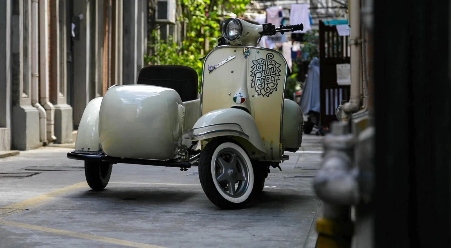 Британци с рекорд на Гинес за околосветско пътешествие със скутер с кош