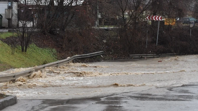 Страната е под вода, премиерът радостен, че се пълнят язовирите