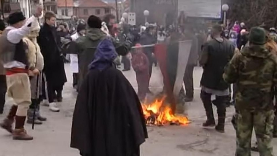 Запалиха българското знаме на карнавал в РСМакедония