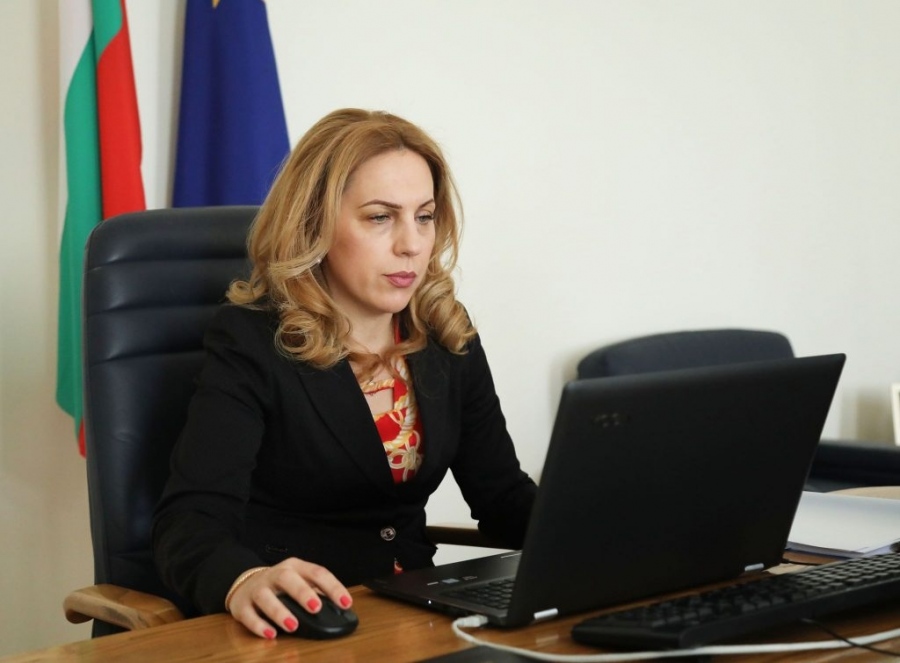 Николова разкри вариантите за работа на заведенията след 31 януари