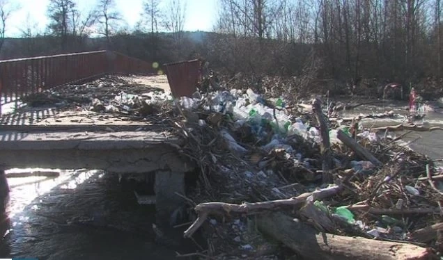 Ново водно сметище. Боклуци плуват и по река Струма