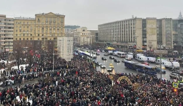Съпругата на Навални и над 1000 души са задържани на протести в подкрепа на опозиционера в Русия