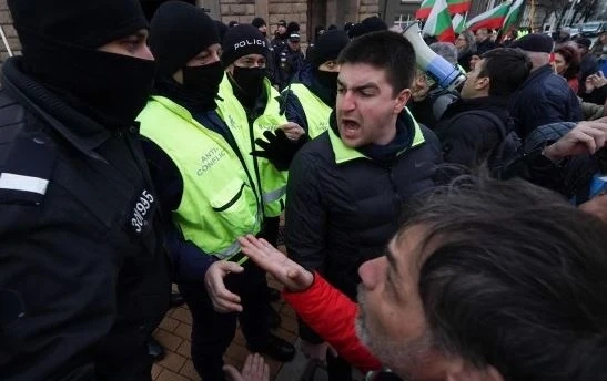 Ден 200 на антиправителствени протести: Демонстранти се опитаха да нахлуят в Министерски съвет