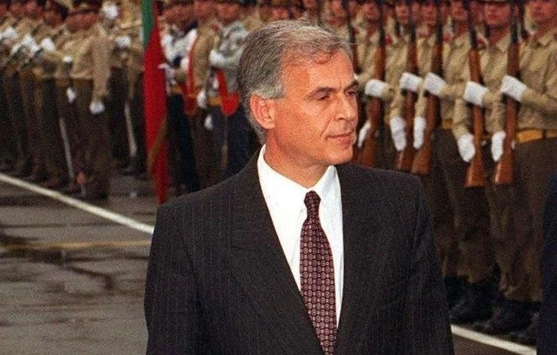 COVID-19 уби бивш министър на отбраната ни