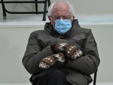 Фурорът с ръкавиците на Бърни Сандърс: Вече има тениски и пуловери с хитовата снимка