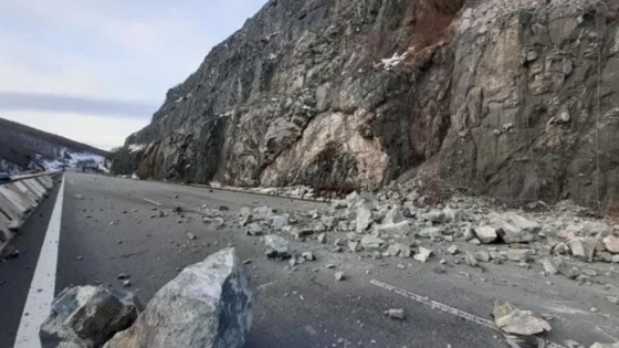 Затворено е движението и в двете посоки в района на срутището на АМ Струма