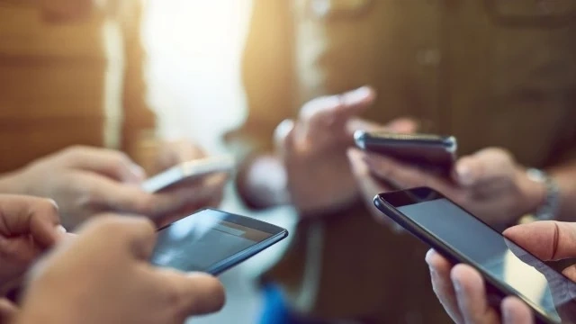 Китай ще забрани употребата на смартфони в училище