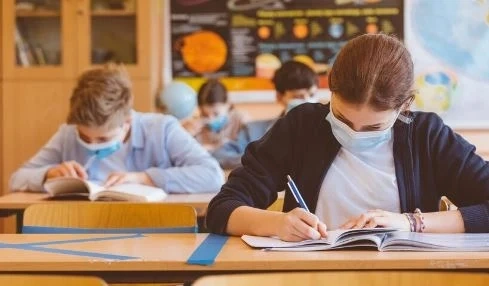 Учениците от 7., 8. и 12. клас – отново присъствено в училище
