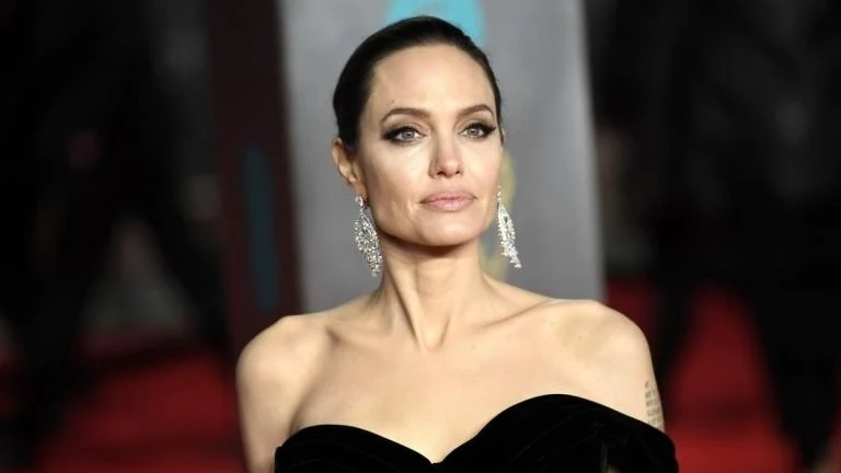 Анджелина Джоли с откровена изповед пред британския Vogue