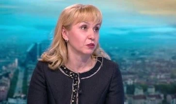 Ковачева: Изпитите след 4. и 10. клас са излишни и опасни в пандемия