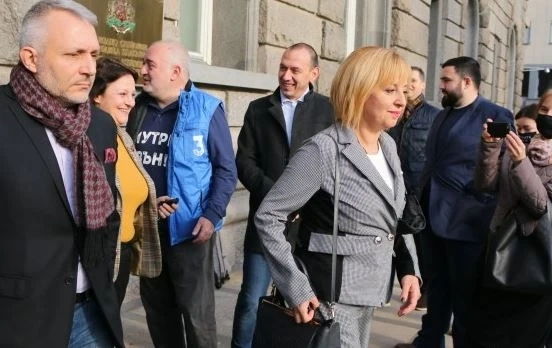 Мая Манолова и Отровното трио регистрираха в ЦИК Изправи се! Мутри, вън!
