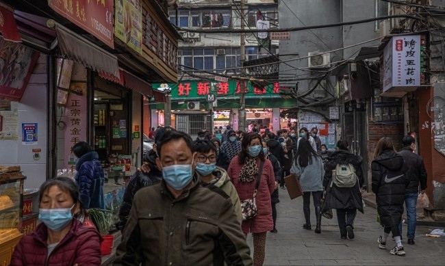 Журналист от Пекин: Вирусът може да е достигнал до пазара в Ухан чрез замразено месо