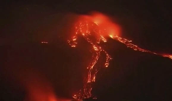 Зрелищно изригване на вулкана Етна