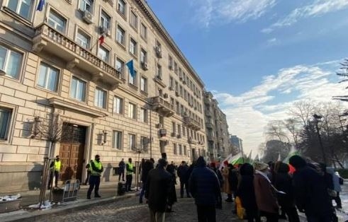 Протест пред Столична община: Искат оставката на Фандъкова заради загиналото след токов удар момче