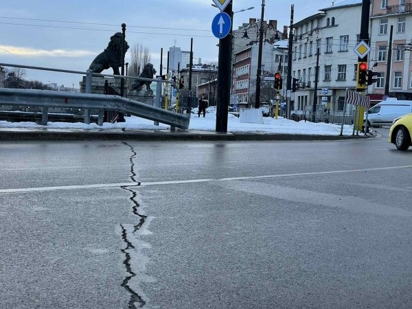 Няма грешка за цепнатините на Лъвов мост в София
