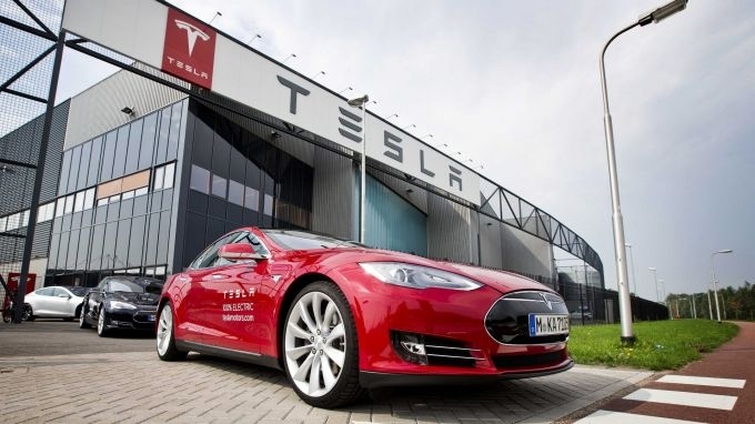 Tesla спира временно производствената линия на Model 3 в завода в Калифорния