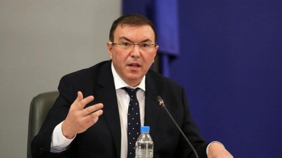 Здравният министър: До обяд решаваме дали да пуснем зелен коридор за ваксините