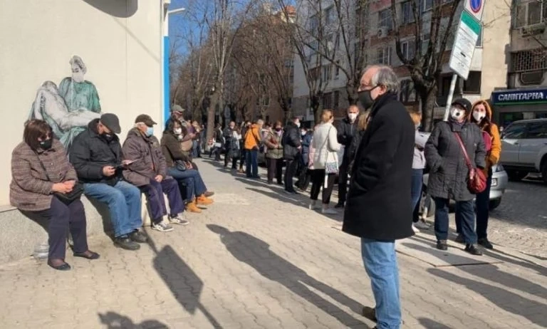 Нова опашка и напрежение за ваксини пред Пирогов