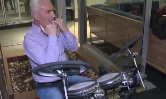 Сидеров куфее с барабаните на Витошка, хвърля пари на непознати (ВИДЕО)