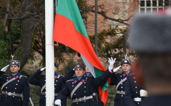 Издигнаха националния флаг пред паметника на Незнайния воин с тържествена церемония