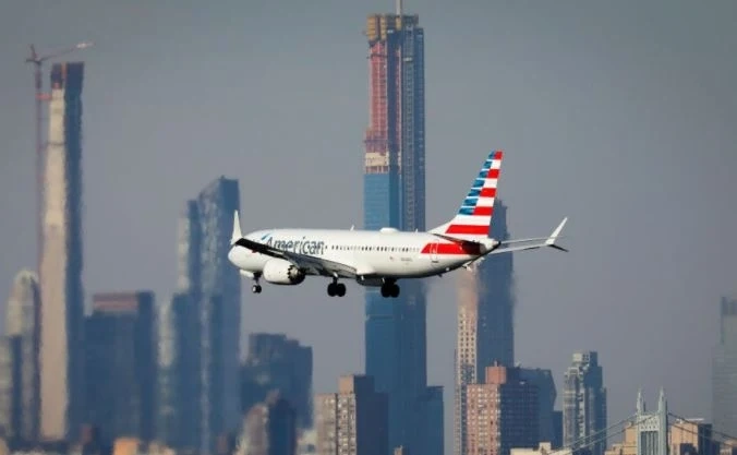 Boeing 737 MAX кацна аварийно в САЩ заради проблем с двигателя (СНИМКИ)