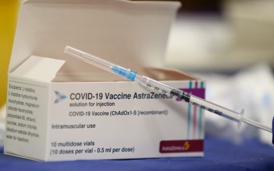 Румънските власти временно спряха да ваксинират хора с определена партида
