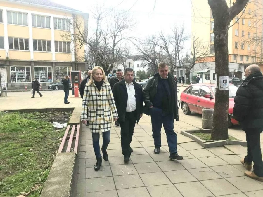 Каракачанов обикаля град Левски и хвана за ръка възрастна жена