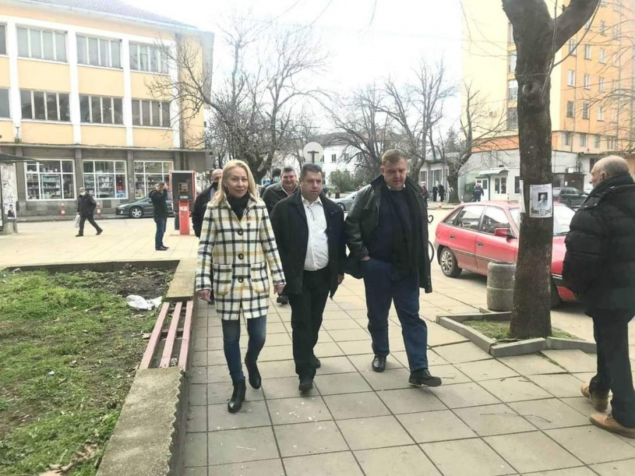 Каракачанов обикаля град Левски и хвана за ръка възрастна жена