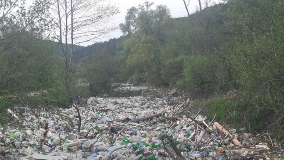 Екологична криза застрашава няколко общини по поречието на река Места