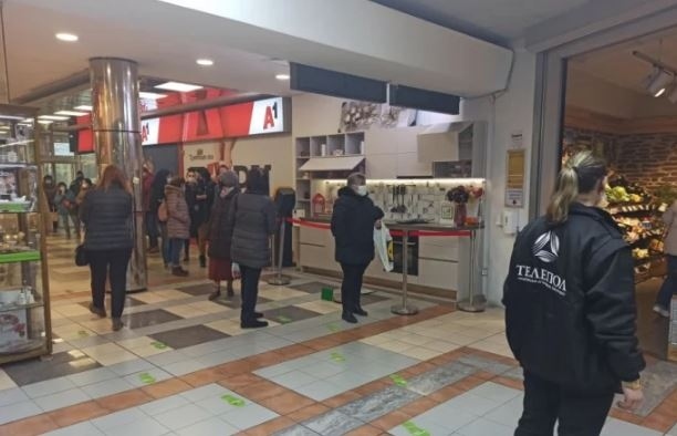 Преди новият локдаун вече се извиха огромни опашки в магазините (СНИМКИ)