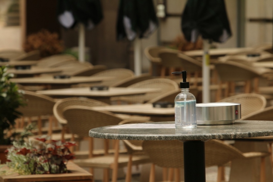 Собствениците на заведения скочиха срещу разхлабване на мерки за големи магазини