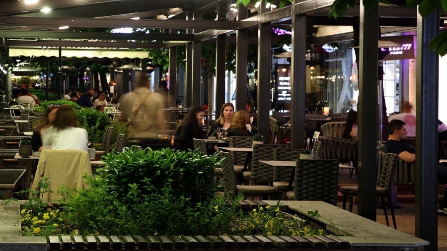 Заведенията: Да работим само с откритите части от 1-ви, но с компенсации