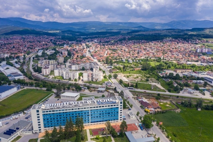 Синът на кмета на Панагюрище се вряза в магазин в центъра на града, издирват го