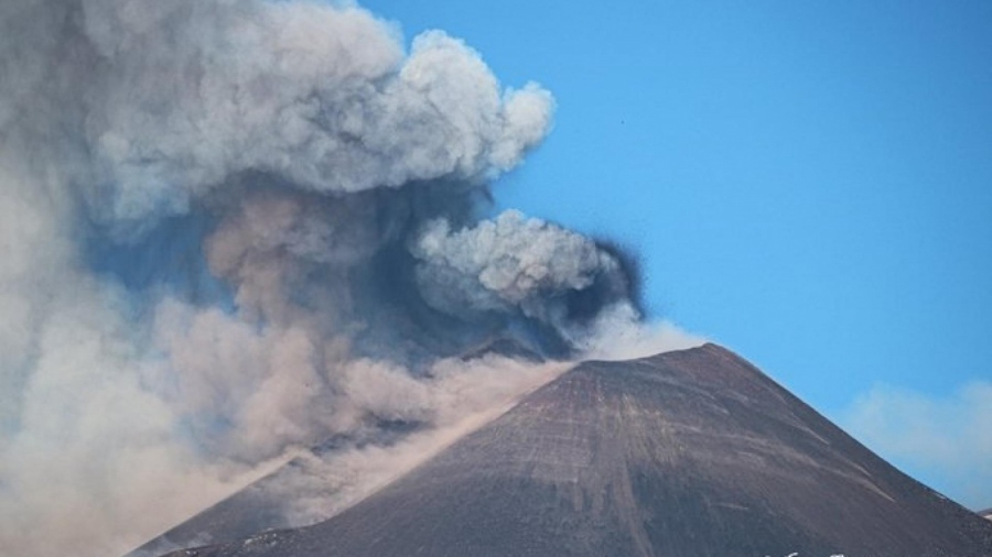 Етна пак изригна. Спряха полети над Италия